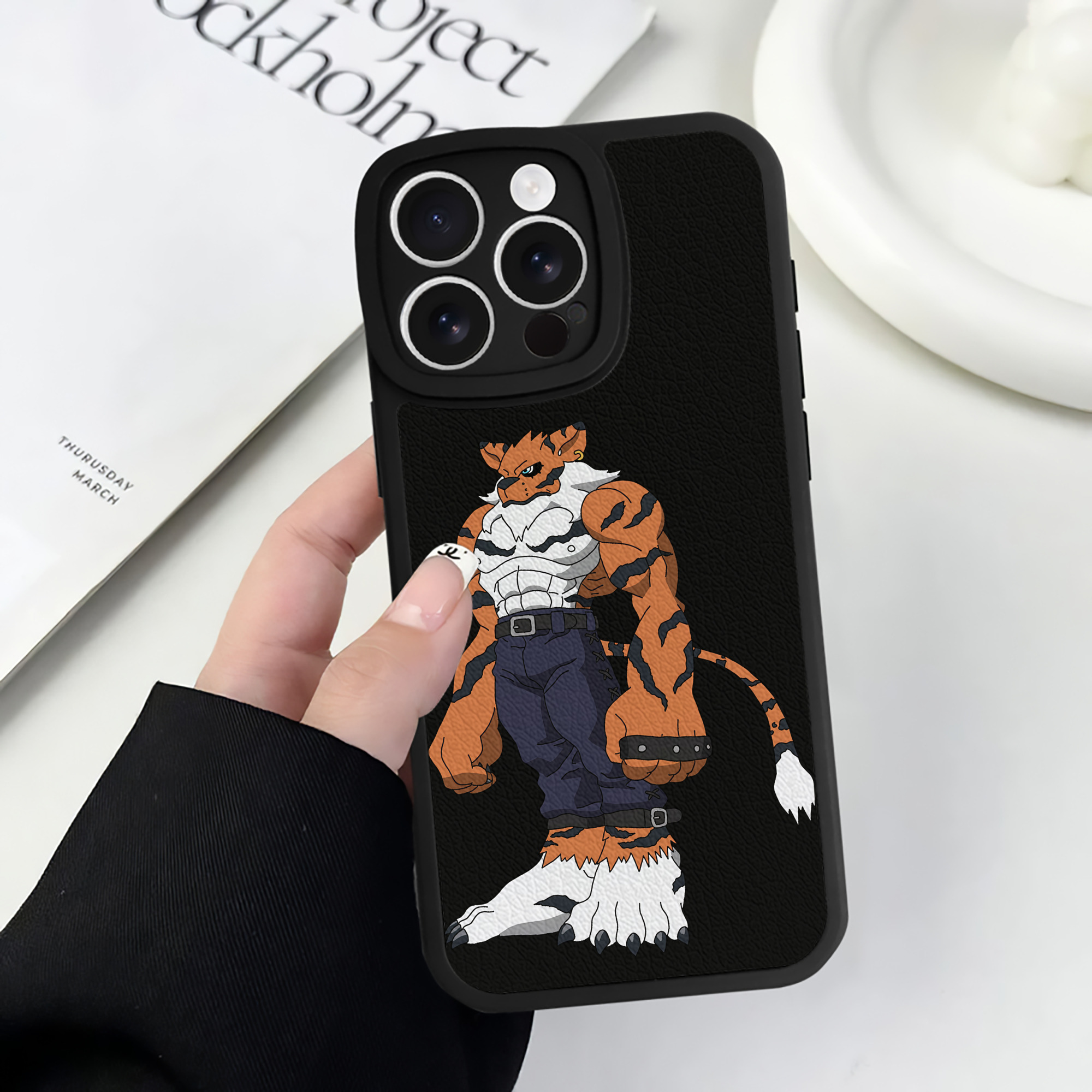 （画像用） Digimon デジタルモンスター/デジモン 【iPhone 16シリーズ対応】シリコンスマホケース（レザー調） 材質：シリコン